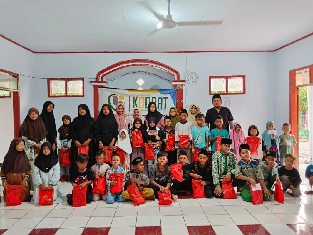 Komunitas Darma Bakti  Remaja Aktif dan Taato Compreng Bagikan Santunan Buat Anak Yatim dan Dhuafa.