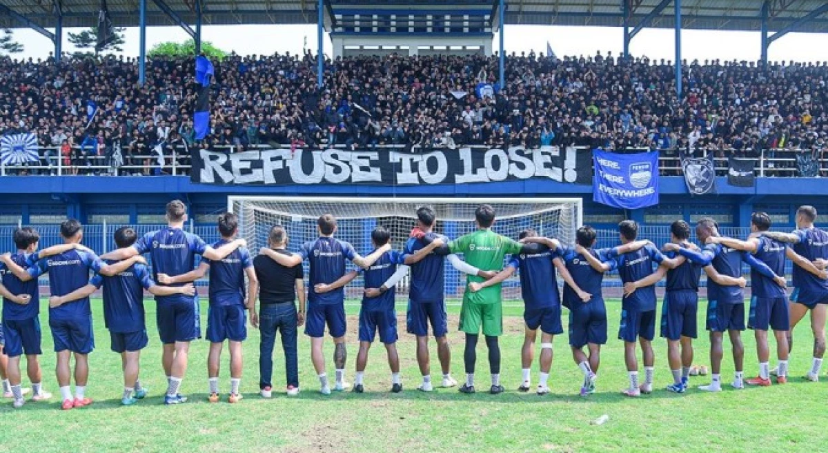 Persib Bandung didenda Komdis PSSI Rp200 juta karena flare di stadion.. (Persib)