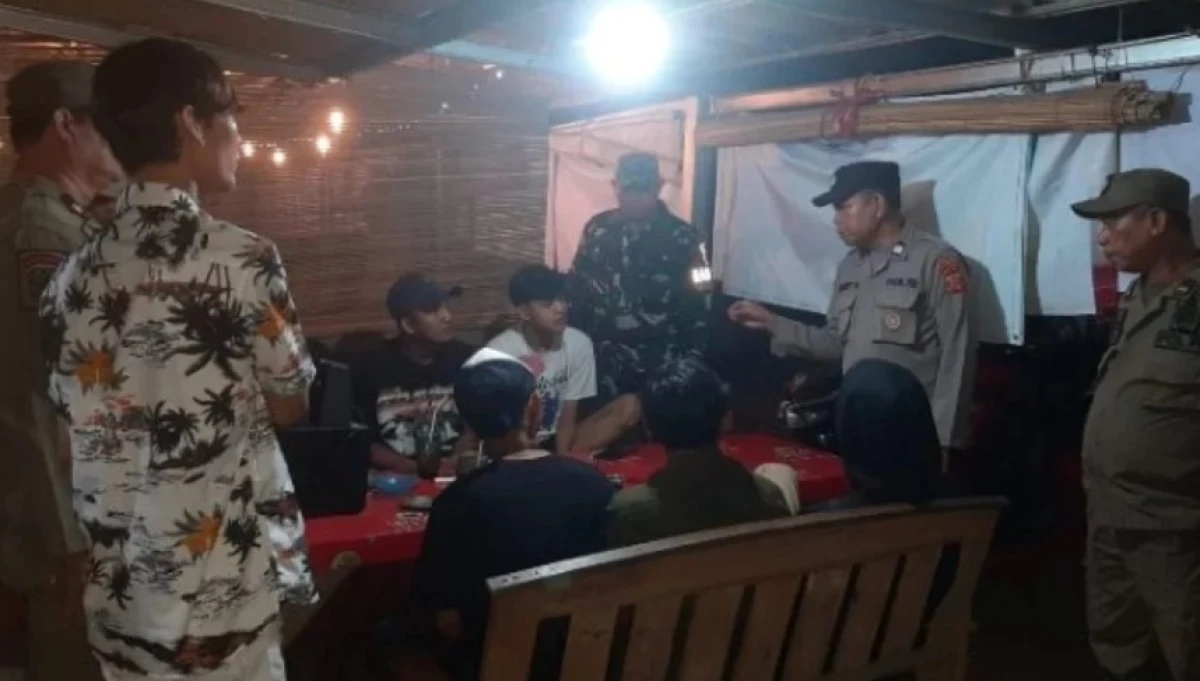 Warung 24 jam di Bojong Tugu Dengklok Dilaporkan Masyarakat. (Sumber Foto: KBE Online)