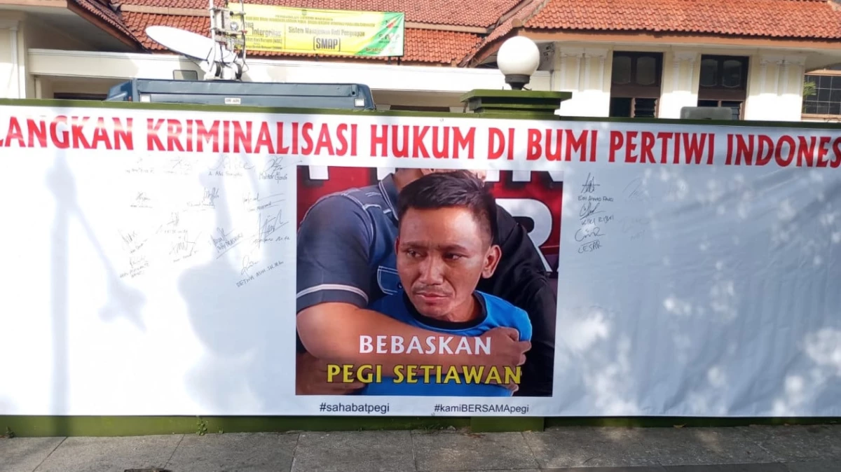 Fakta Menarik di Dalam Sidang Pegi Setiawan Terbentang Spanduk "Bebaskan Pegi"