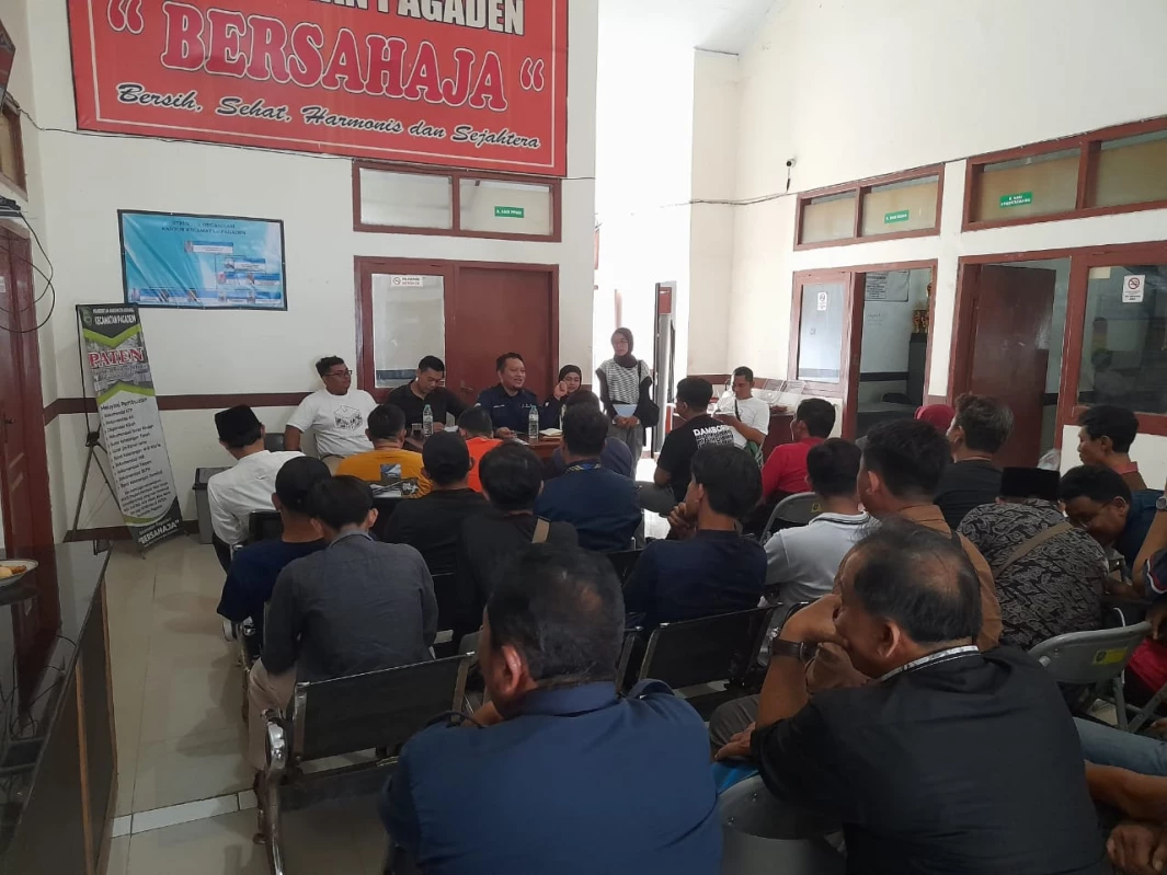 DADAN RAMDAN/PASUNDAN EKSPRES  RAPAT PERSIAPAN: Jajaran PPK Pagaden bersama PPS  dan Panwascam saat rapat persiapan seleksi atau rekrutmen PPDP, Senin (17/6).