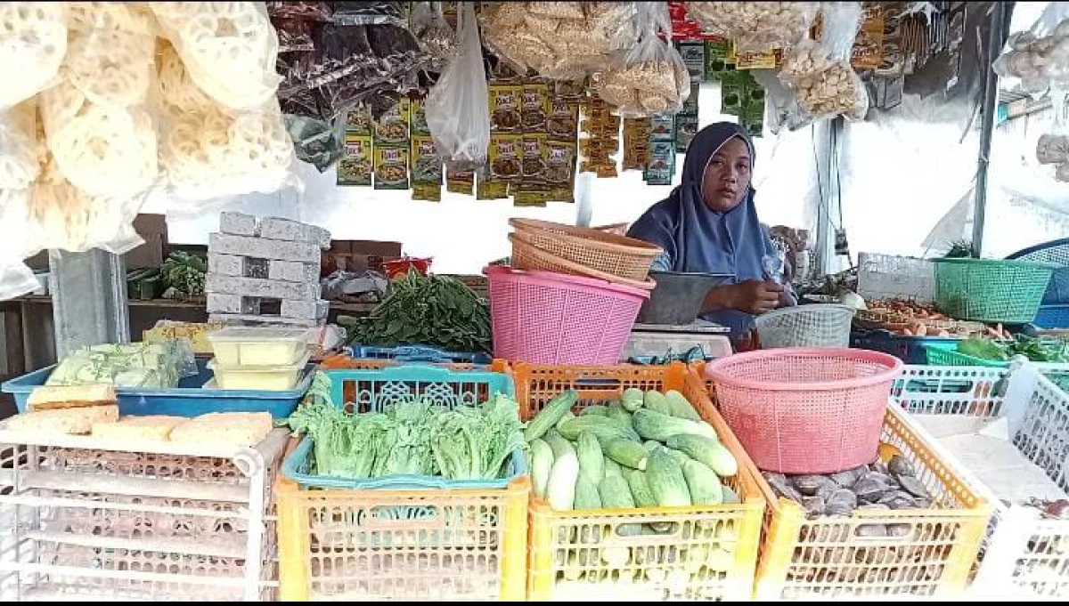 Pedagang Pasar Pagaden Subang mengeluhkan harga cabai rawit yang terus mengalami kenaikan.