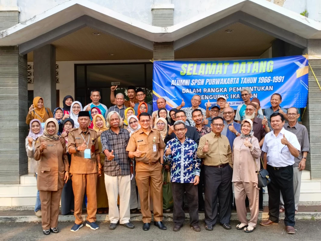 FOTO BERSAMA. Jajaran pendiri, ketua, pengurus dan anggota PB IKA SPGN Purwakarta berfoto bersama usai musyawarah pembentukan pengurus di UPI Kampus Purwakarta, Selasa (28/5).  ADAM SUMARTO/PASUNDAN EKSPRES