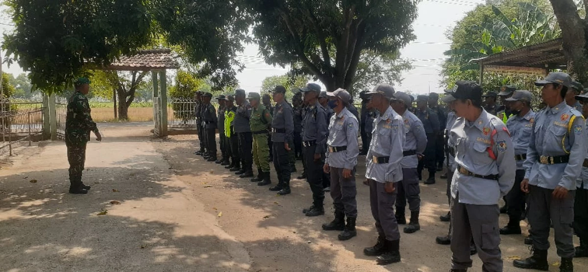 DADAN RAMDAN/PASUNDAN EKSPRES  LATIHAN: Anggota Linmas Desa di Kecamatan Cipunagara saat mengikuti praktek lapangan atau di luar kelas pada kegiatan pelatihan kapasitas anggota Linmas seKecamatan Cipunagara, Senin-Rabu (20-22/5).