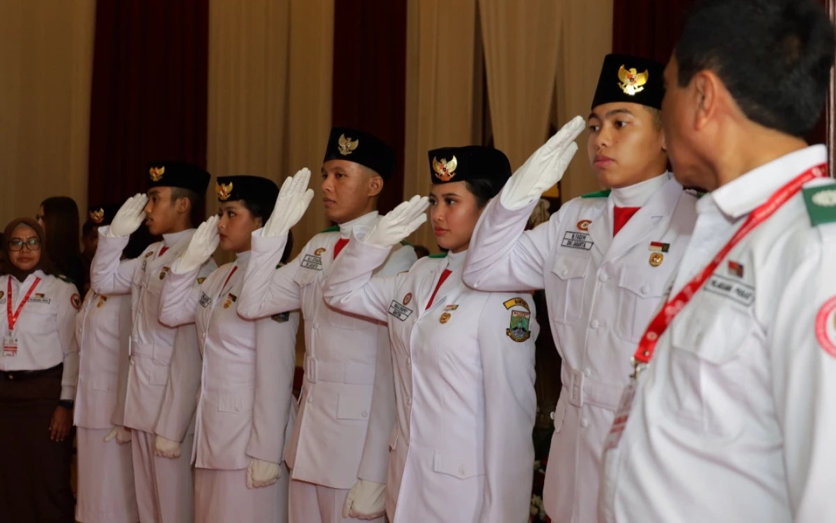 BPIP menyerahkan duplikat bendera pusaka kepada gubernur seluruh Indonesia.