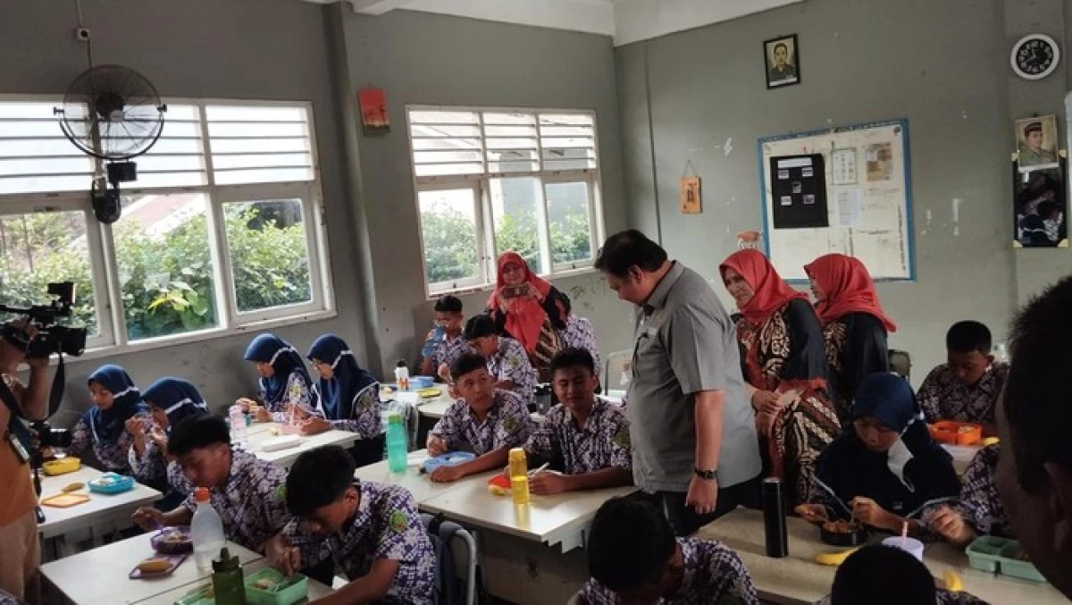 SIMULASI PROGRAM MAKAN SIANG GRATIS