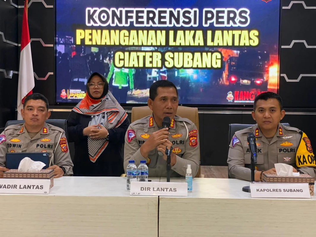 Dirlantas Polda Jabar, Kombes Pol Wibowo (tengah) didampingi Wadirlantas (kiri) dan Kapolres Subang AKBP Ariek Indra Sentanu (kanan) saat konferensi pers kecelakaan lalu lintas di Ciater, Subang. (Cindy Desita/Pasundan Ekspres)