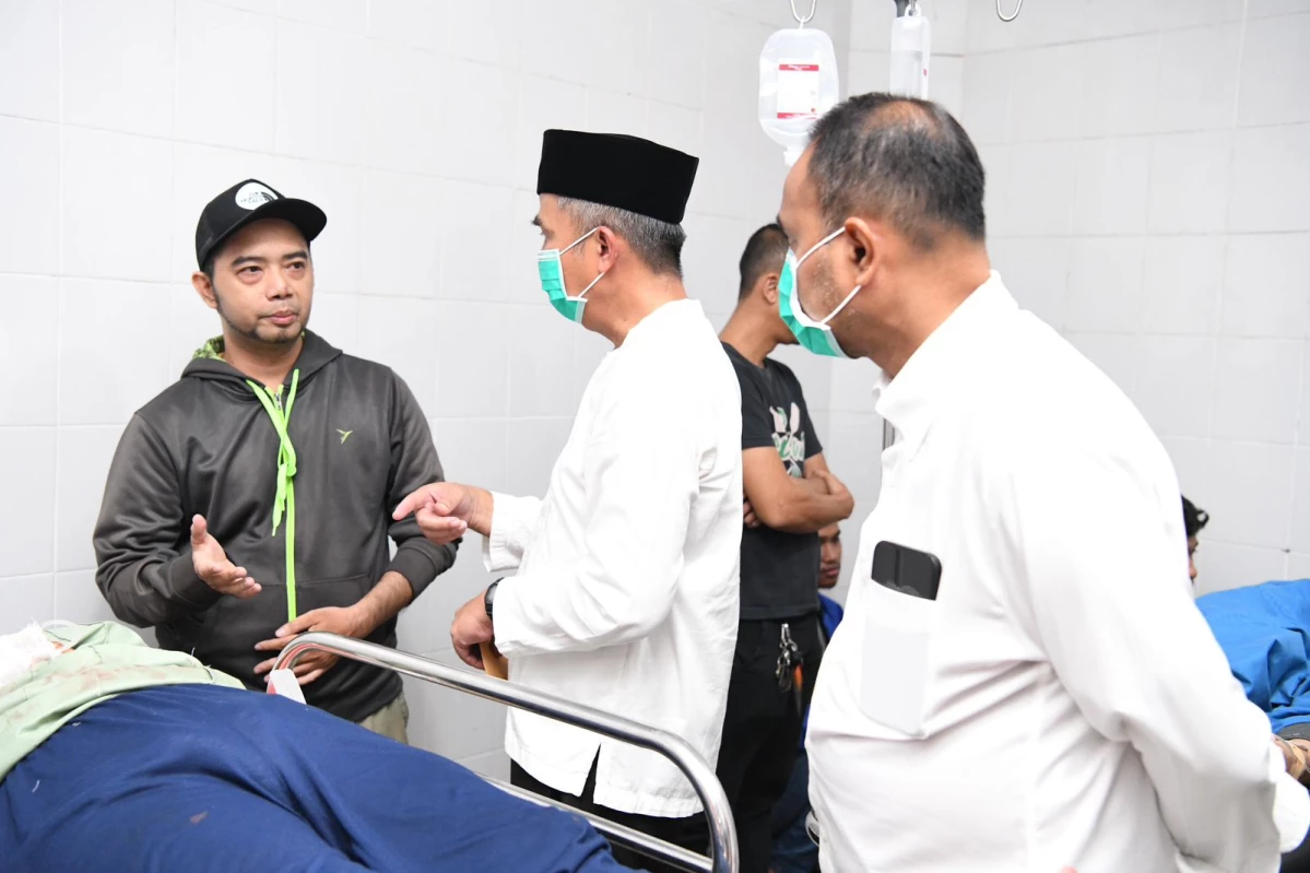 CINDY DESITA PUTRI/PASUNDAN EKSPRES.  Pj Gubernur Jabar Bey Machmudin (tengah) didampingi Pj Bupati Subang Imran (kanan) saat menemui salah satu keluarga korban di RSUD.