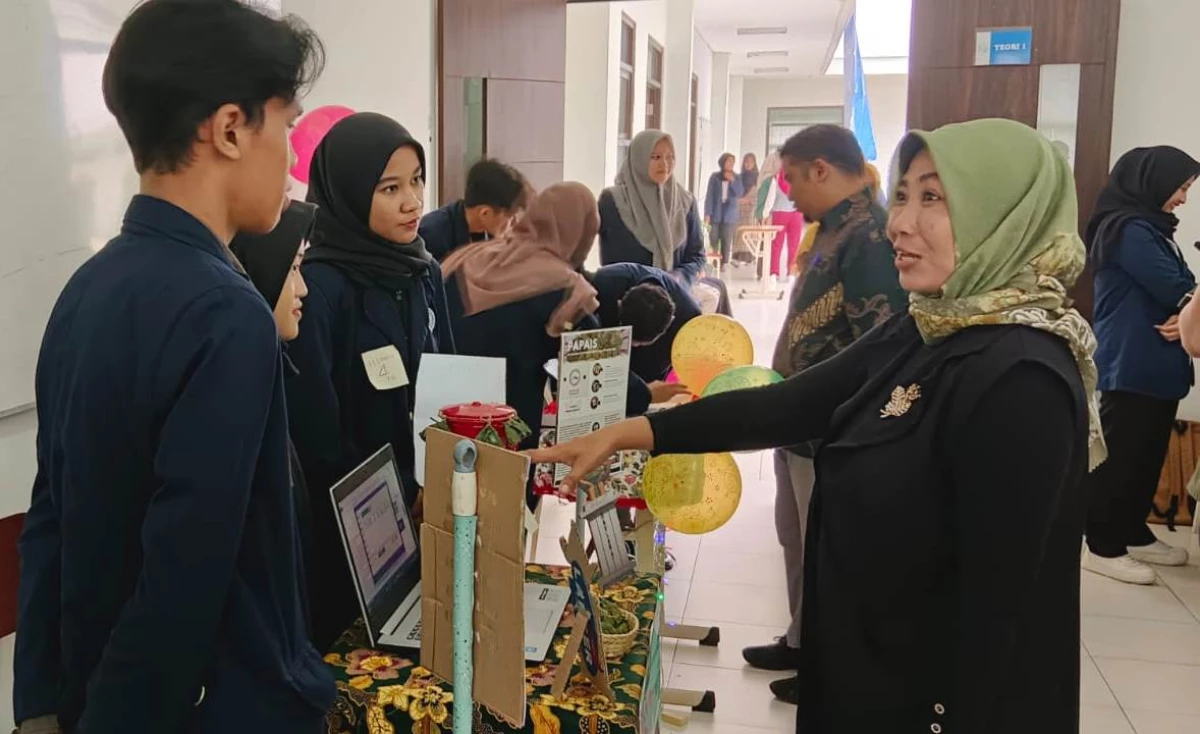 Wakil Direktur Bidang Akademik dan Kemahasiswaan POLSUB, Wiwik Endah Rahayu STP MSi bersama dengan Sekretaris Jurusan Teknologi Informasi dan Komputer POLSUB Rian Piarna SE MM berbincang dengan mahasiswa "Project dan Tikbiru Days".