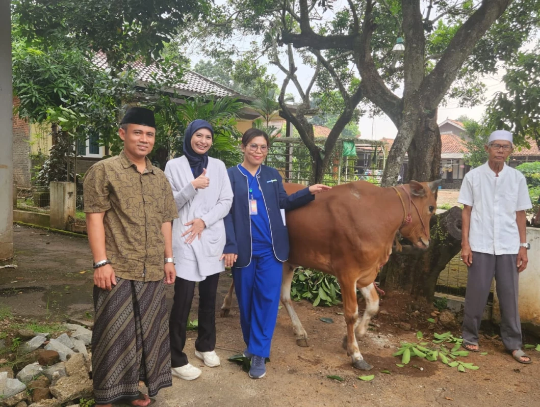 SERAHKAN KURBAN. Siloam Hospitals Purwakarta kembali menyerahkan hewan kurban dalam rangka memperingati Hari Raya Iduladha 1445 Hijriyah kepada DKM Jami An-Nur, Ahad (16/6).  ADAM SUMARTO/PASUNDAN EKSPRES