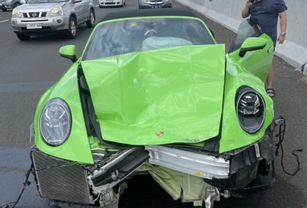 Porsche Tabrak Grand Livina di Tol Kejapan, 1 Orang Alami Luka Berat