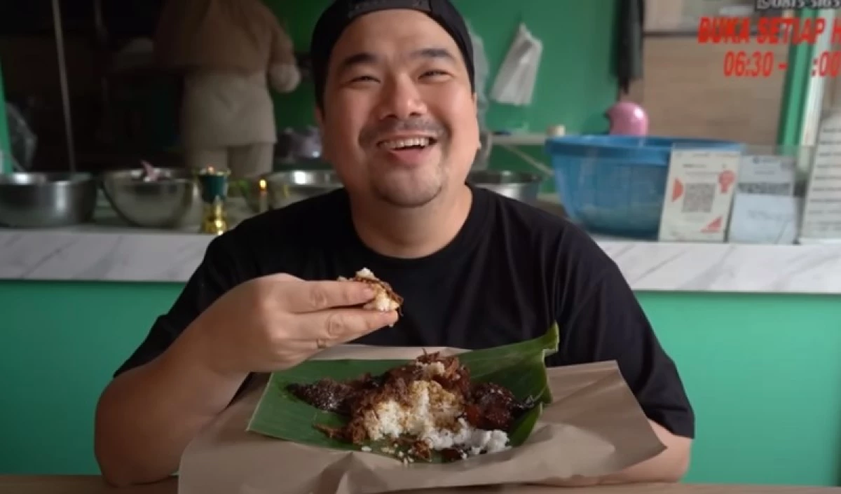 Nex Carlos Review Jujur Nasi Krawu Mbuk Su Darmo Surabaya. (Sumber Foto: Tangkapan Layar Kanal YouTube Nex Carlos)