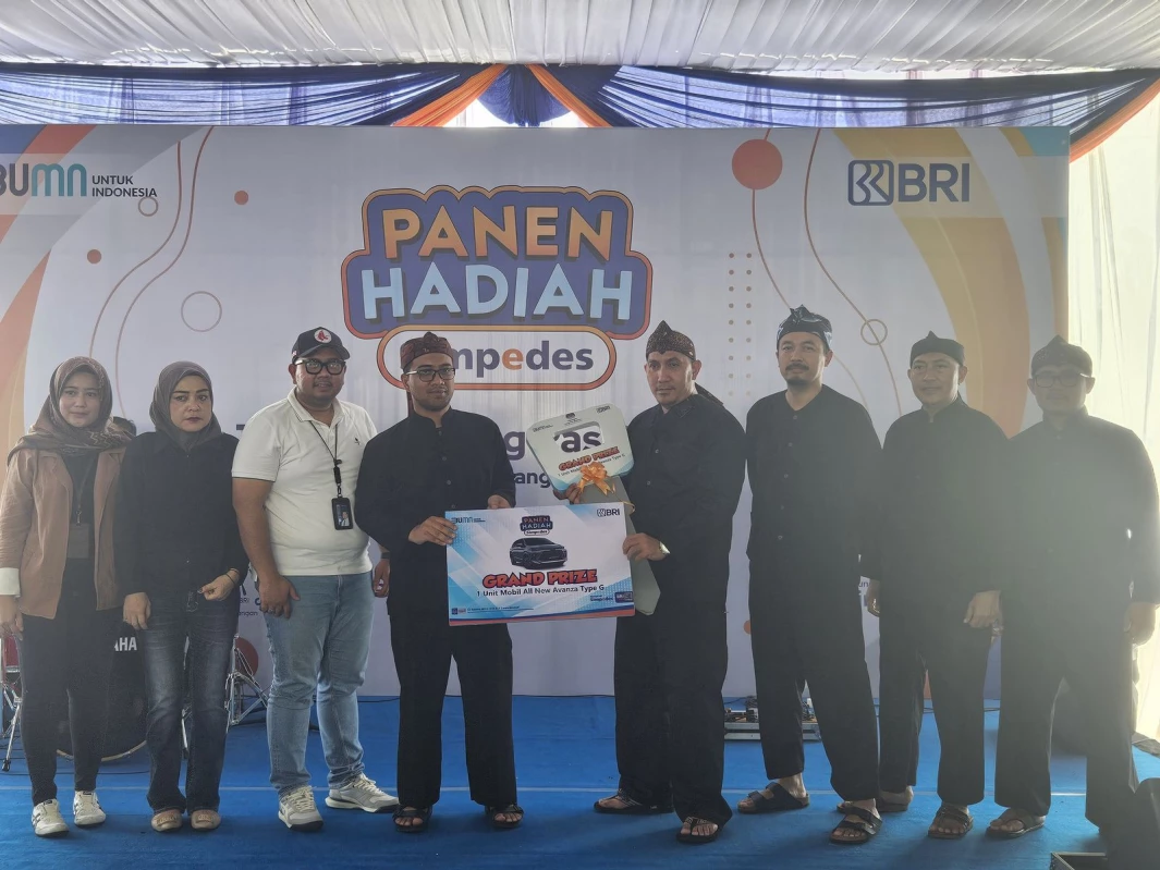 CINDY DESITA PUTRI/PASUNDAN EKSPRES.  Pimpinan cabang BRI Subang, Eko Rudi Irawan (tengah kiri) secara simbolis menyerahkan undian grand prize PHS.