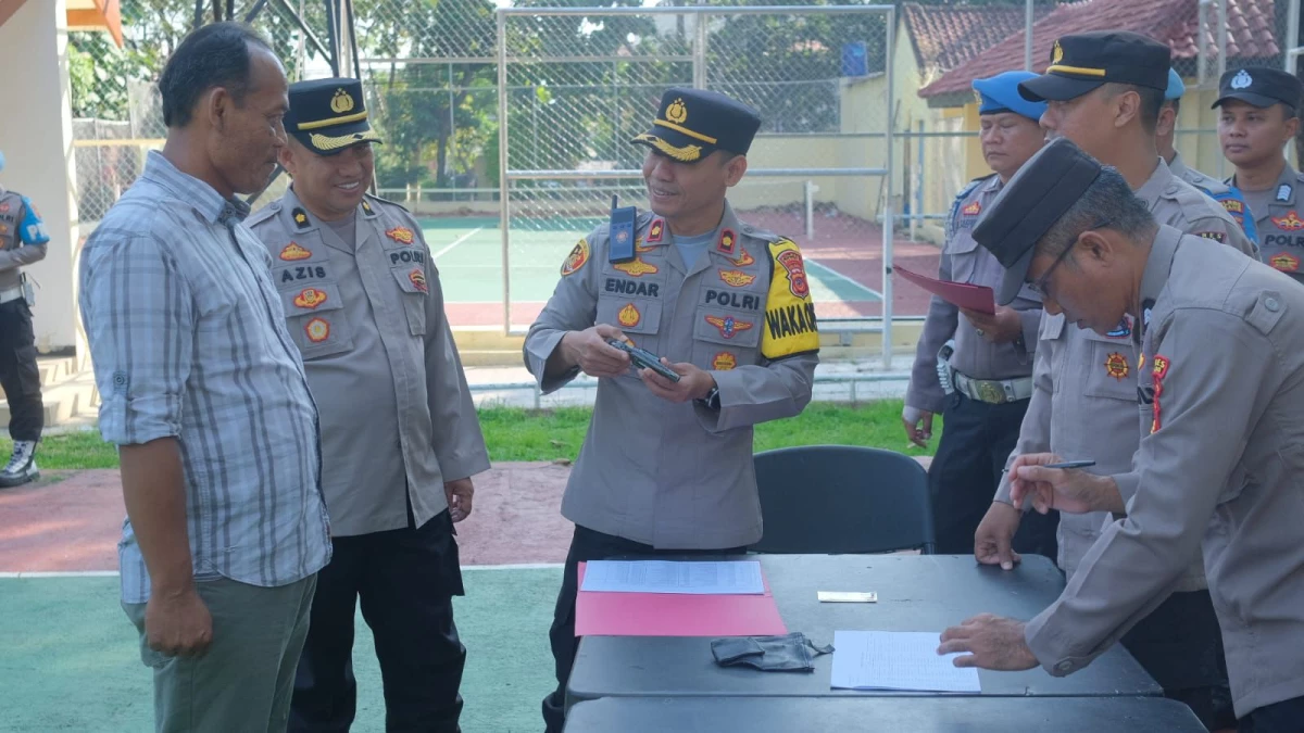 CINDY DESITA PUTRI/PASUNDAN EKSPRES.  Wakapolres Subang Endar Supriyatna (tengah) saat melakukan pemeriksaan senjata api (senpi) milik personel Polres Subang.