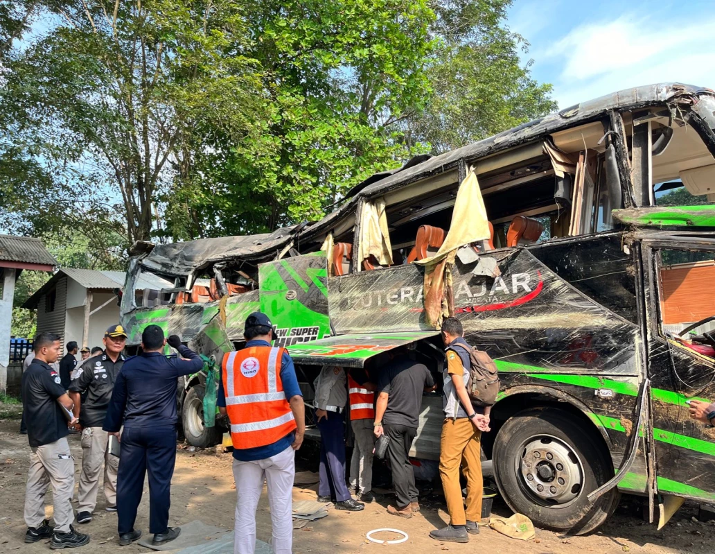 Petugas gabungan saat melakukan investigasi dan pengujian kendaraan bus Putera Fajar di Terminal Subang, Senin (13/5). (Cindy Desita/Pasundan Ekspres)