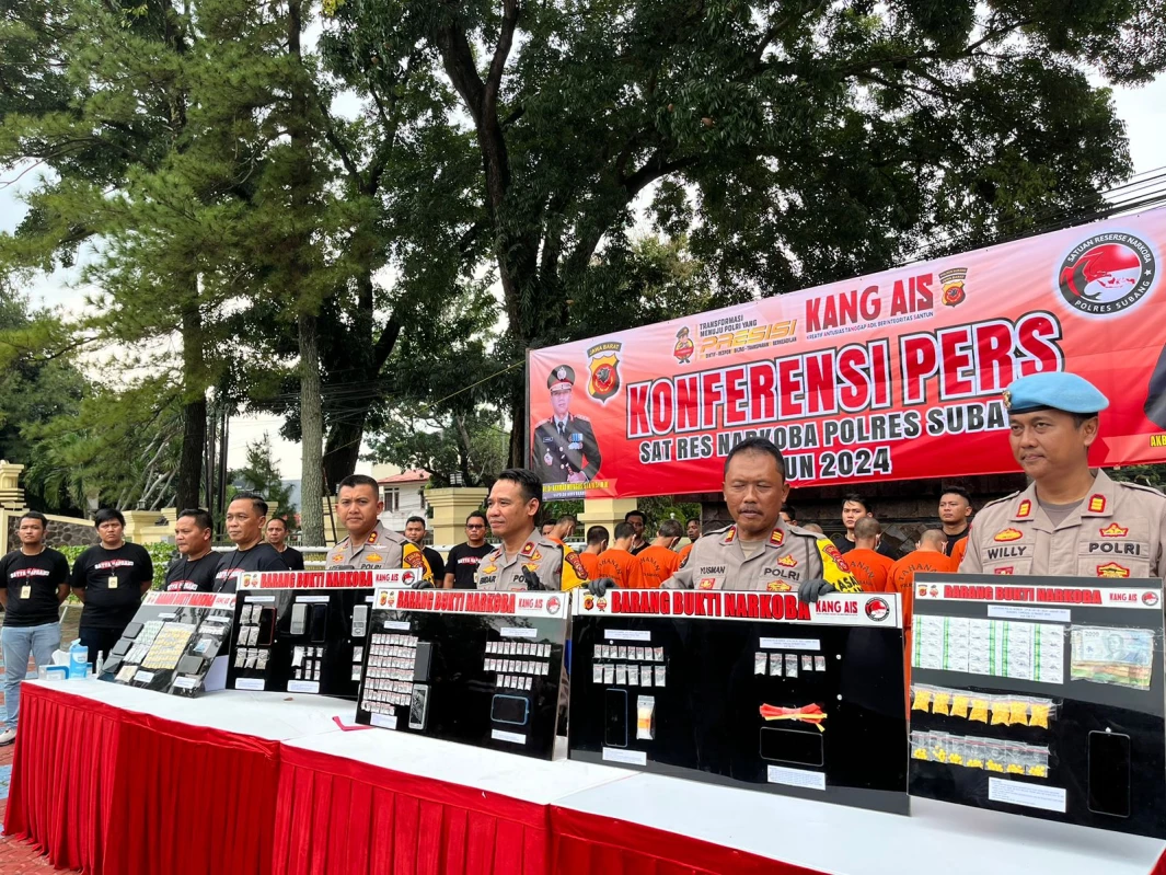 Kapolres Subang, AKBP Ariek Indra Sentanu didampingi Kasat Narkoba Polres Subang, AKP Heri Nurcahyo saat menunjukan barang bukti. (Cindy Desita/Pasundan Ekspres)