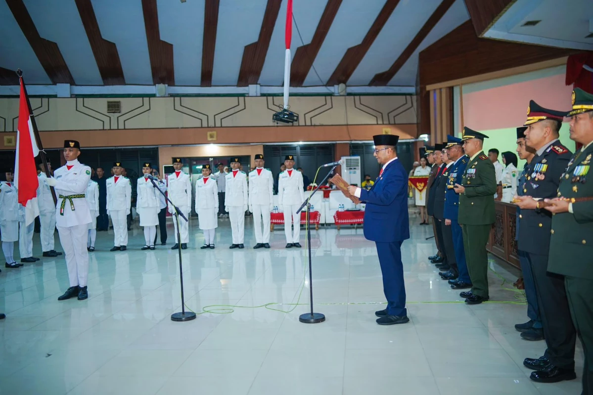 Pj Bupati Subang, Dr Imran saat memimpin upacara pengukuhan 35 calon anggota Paskibraka Kabupaten Subang tahun 2024.