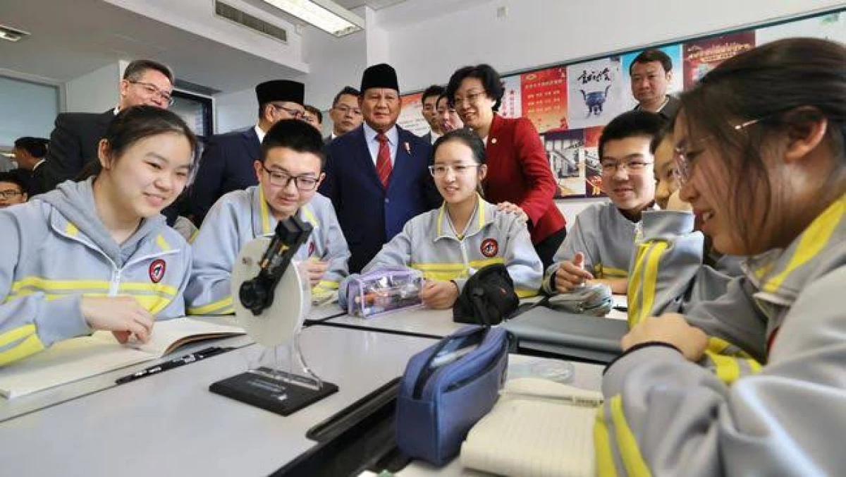 Prabowo Subianto Tinjau Makan Siang Gratis Sekolah di Cina. (Sumber Foto CNN Indonesia)