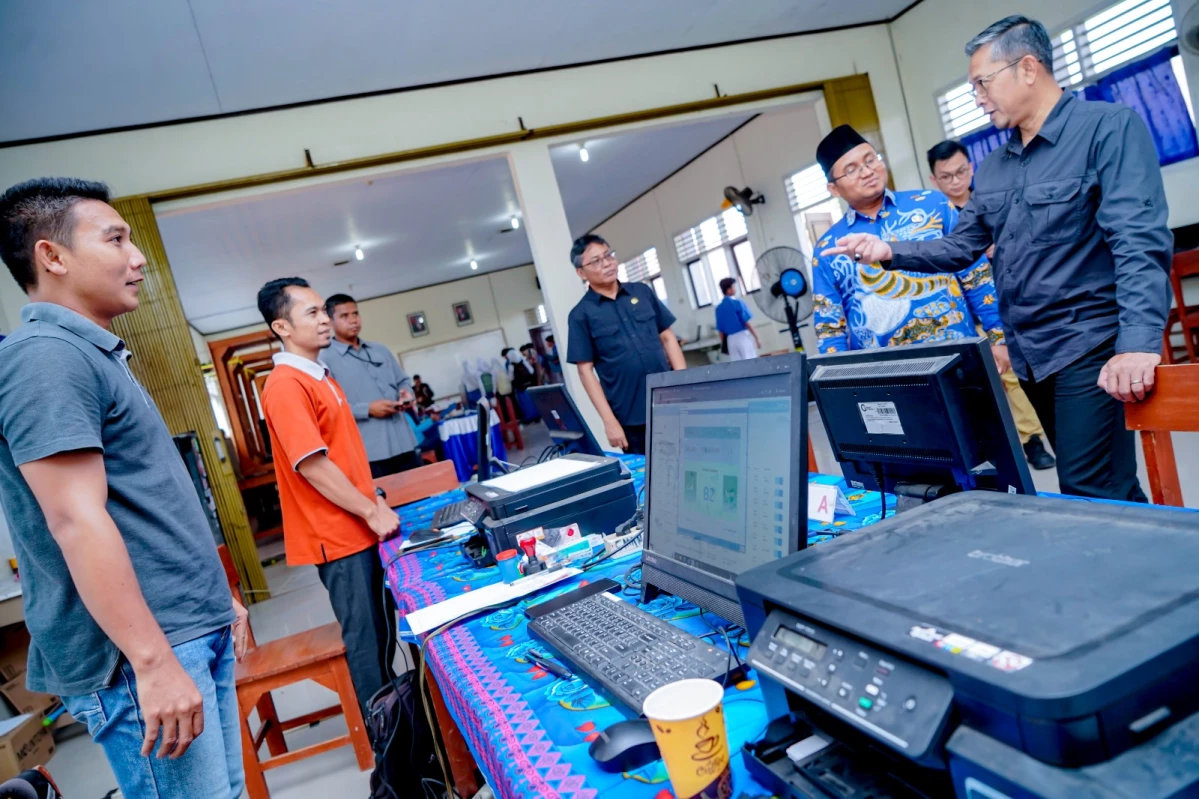 Plh. Kepala Dinas Pendidikan Jawa Barat (Kadisdik Jabar), M. Ade Afriandi saat monitoring evaluasi di SMAN 3 Ciamis, Senin (8/7/2024).