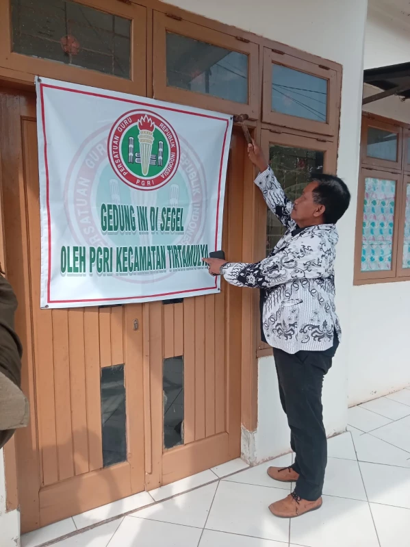 PGRI Tirtamulya Karawang Segel Gedung kantor Korwilcambidik Tirtamulya