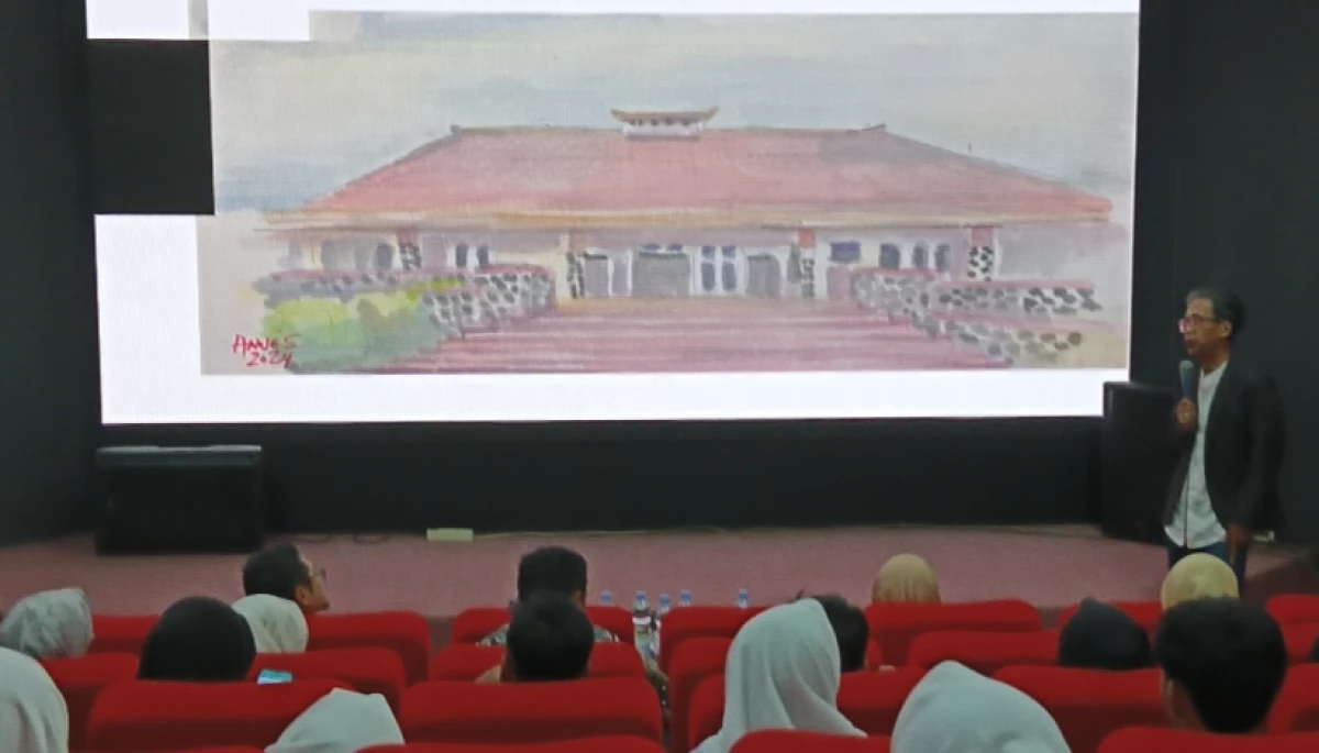 Pemateri Seminar Jurnalistik Wawan Setiawan atau dikenal Hawe saat menyampaikan materi di Museum Subang, Sabtu (9/3). (Cindy Desita/Pasundan Ekspres)