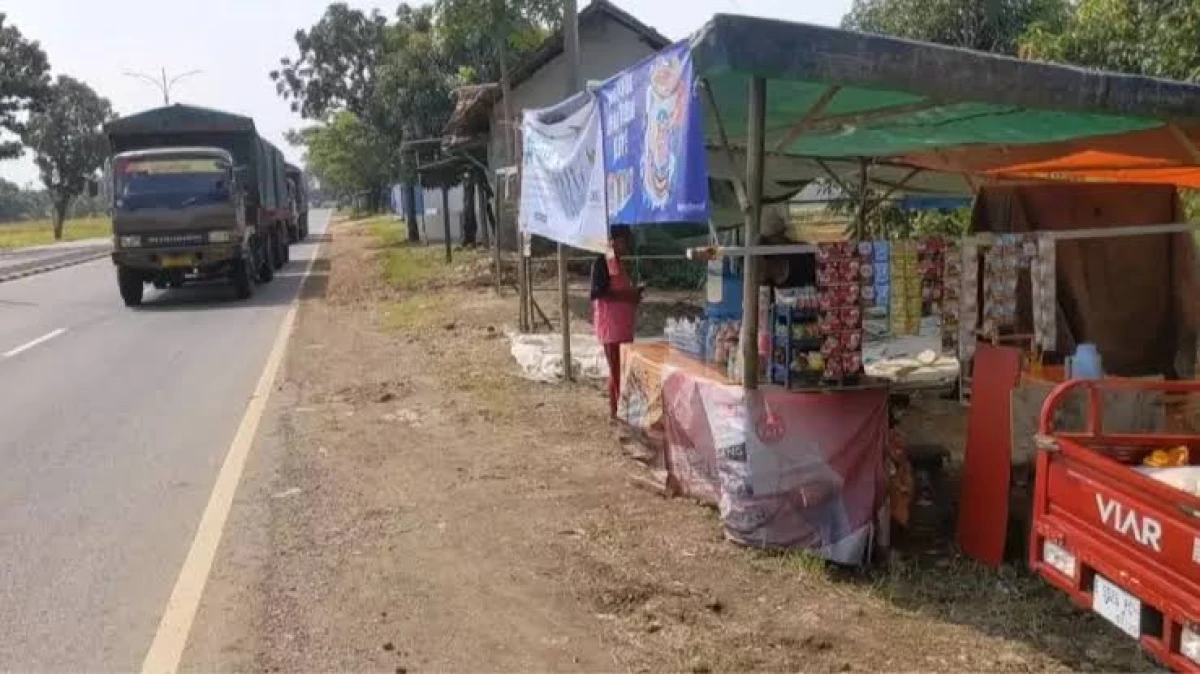 Jelang Arus Mudik, Warung Dadakan Bermunculan di Jalur Pantura Karawang.