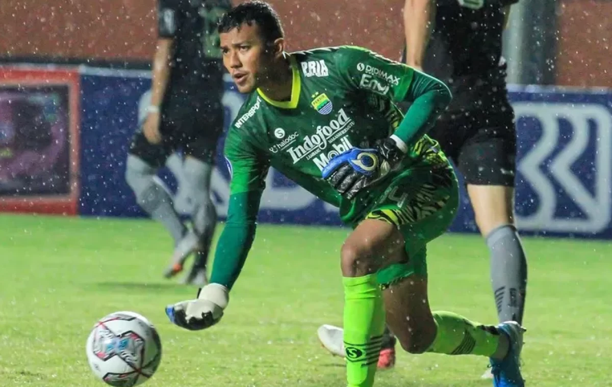 Kiper Persib Bandung Jadi Sorotan