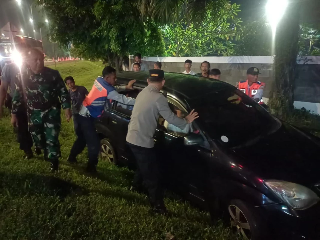 Kapospam GT Cilameri, AKP Ikin Sodikin bersama TNI dan DIshub saat mengevakuasi mobil pemudik yang terperosok ke parit.