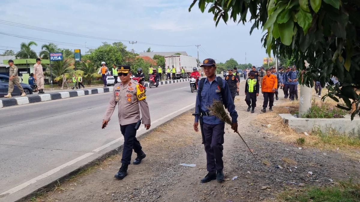 Petugas gabungan Polres Subang saat membubarkan para penyapu koin.(Cindy Desita/Pasundan Ekspres)