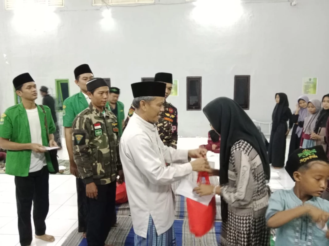 Jajaran Pengurus PAC Ansor Kecamatan Blanakan bersama Pemcam dan MWC NU Blanakan, saat kegiatan santunan dan buka puasa bersama, di aula Kecamatan Blanakan, Sabtu sore, (6/4)