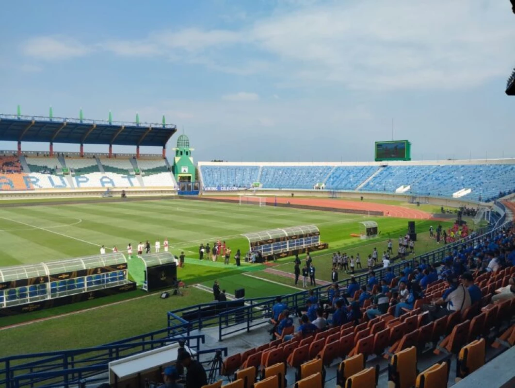 Suasana di sekitar Stadion Jalak Harupat. Sumber foto (HALOJABAR.COM/Filza Fitriadhi)