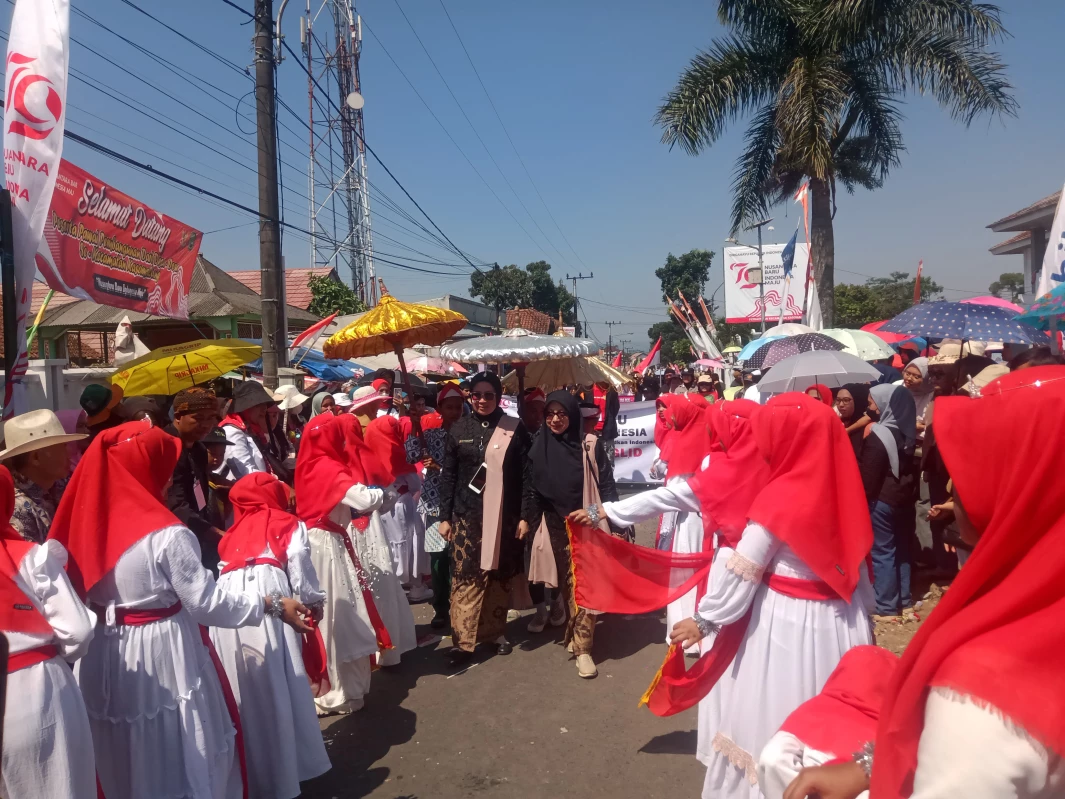 Pawai Alegoris atau Pawai Pembangunan tingkat Kecamatan Kasomalang berlangsung meriah pada Minggu, (18/8).