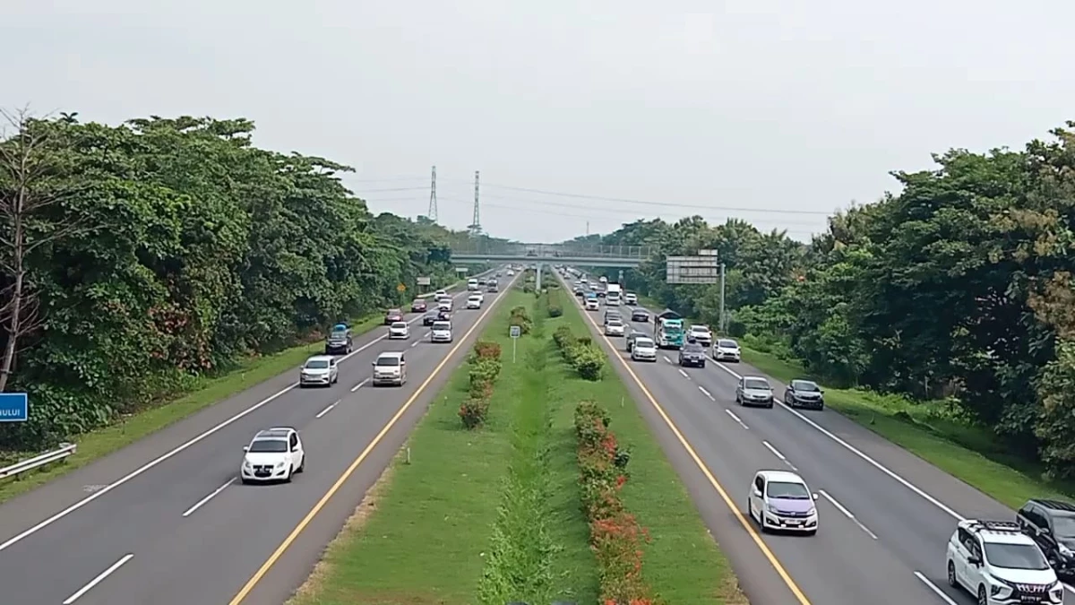 Penerapan one way di Jalan Tol Cipali saat arus mudik Lebaran 2024.