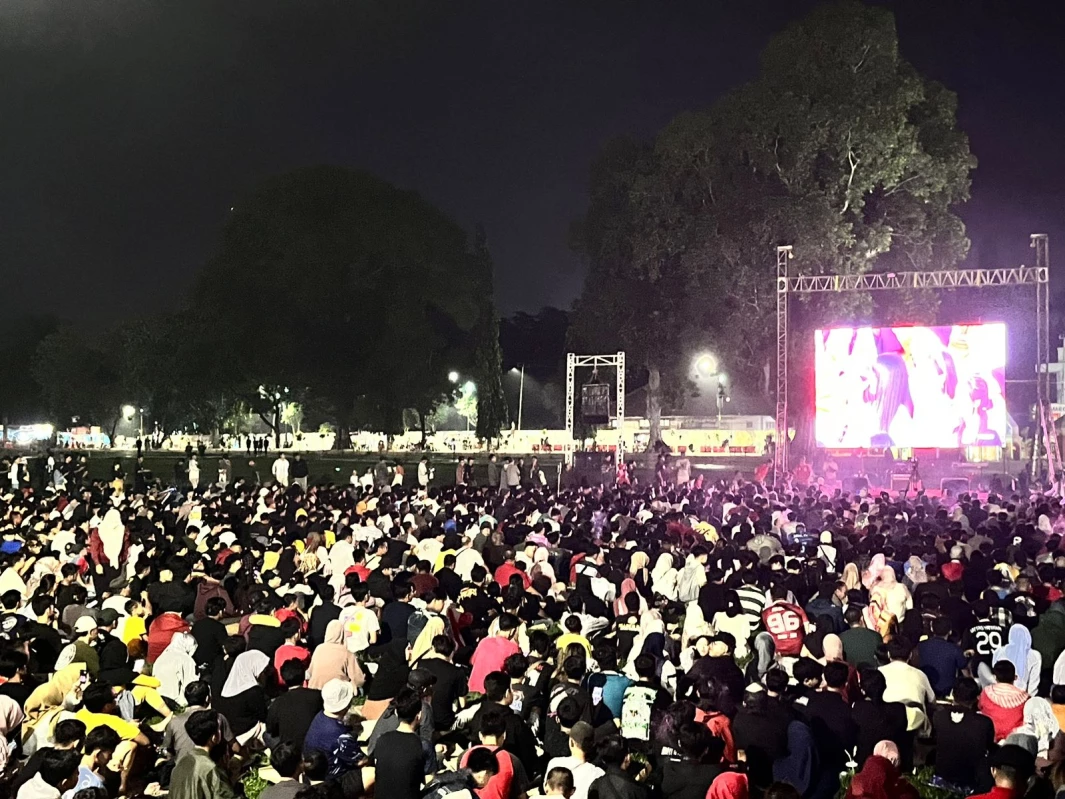 Ribuan warga antusias nobar semifinal Timnas Indonesia vs Uzbekistan diAlun-Alun Subang.