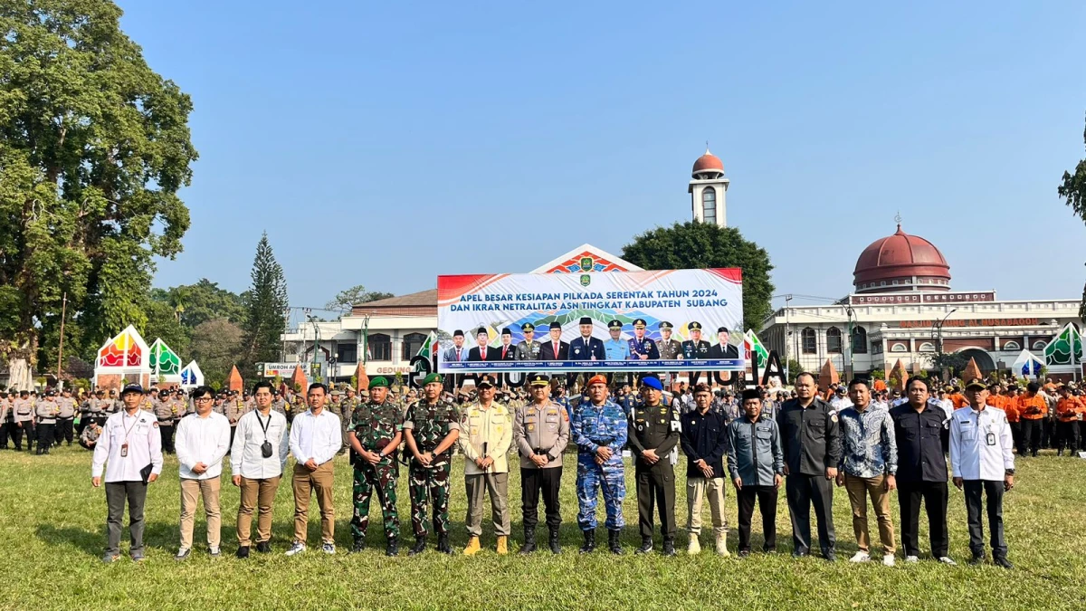 Forkopimda Kabupaten Subang bersama OPD, Muspika, Komisioner KPU dan Bawaslu saat melakukan sesi foto bersama dalam upacara Apel Besar Pilkada, Senin (29/7).