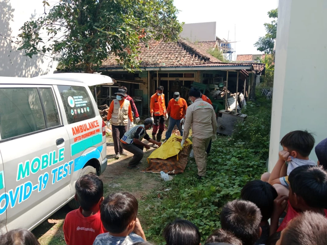 Tim Puskesmas Pamanukan dan Inafis Polres Subang saat melakukan evakuasi mayat di rumah kosong Desa Rancasari, Pamanukan.