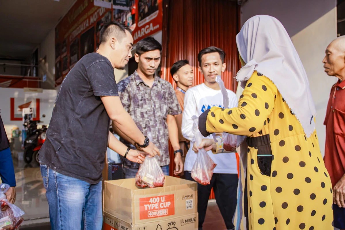 Tridjaya Group Bagikan Daging Kurban kepada Masyarakat dan Karyawan