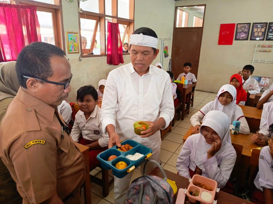 Simulasi Makan Siang Gratis