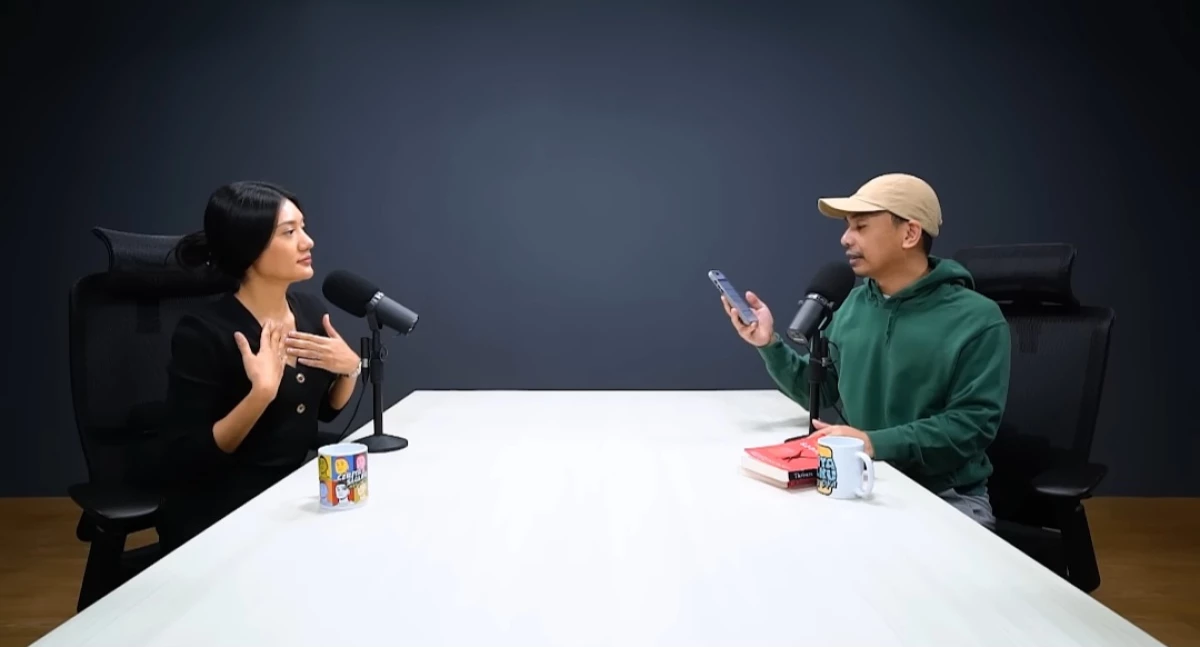 Raditya Dika dan Mba Anisa Azizah Buka-Bukaan di Podcast Terbaru! (Sumber Foto YouTube Raditya Dika)