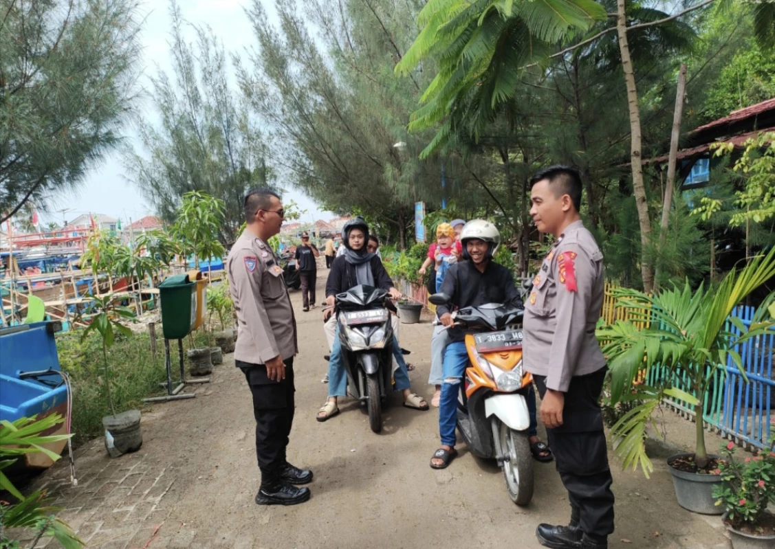 Polisi saat melakukan pengamanan di objek wisata Taman Mangrove Pasir Putih.