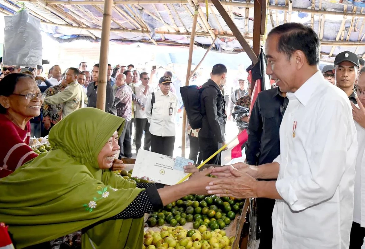 Tinjau Harga Bahan Pokok di Pasar Seketeng, Presiden: Baik dan Turun