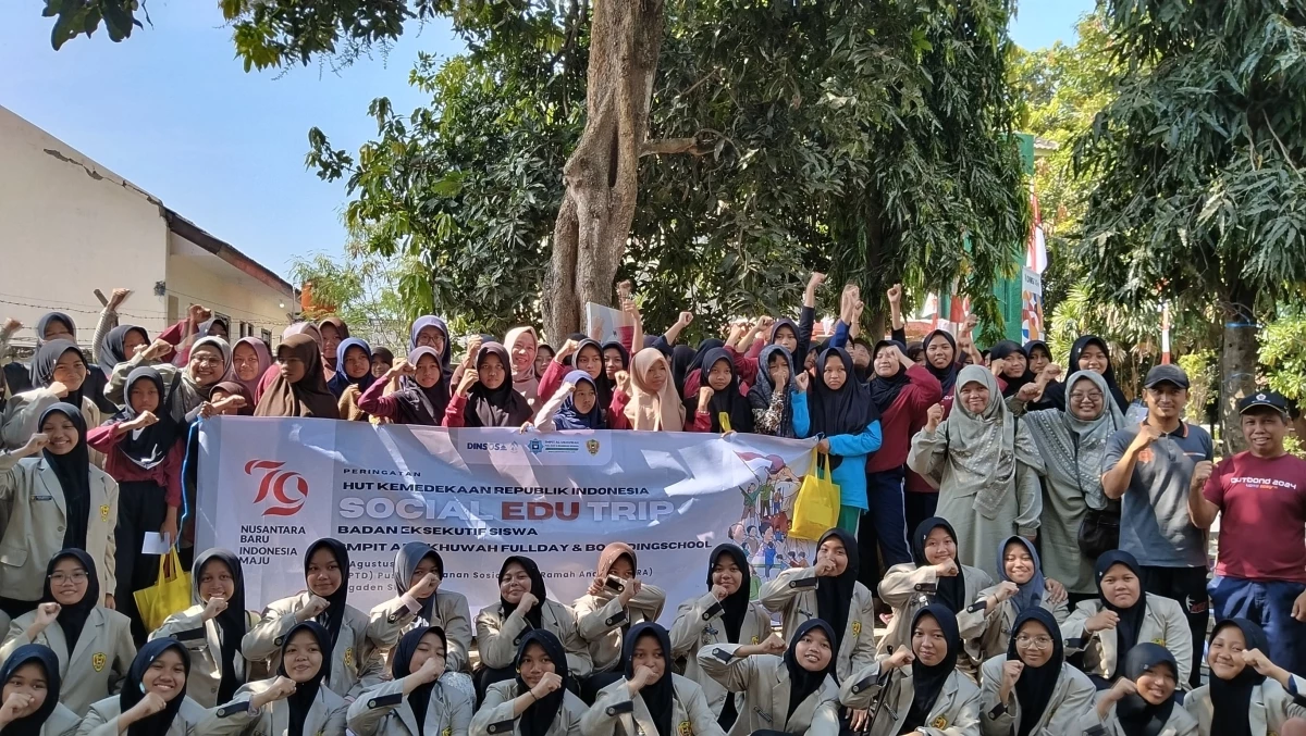 SMPIT Boarding School Pagaden memperingati Hari Ulang Tahun (HUT) Republik Indonesia (RI) ke-79 berkolaborasi bersama UPTD Pusat Pelayanan Sosial Griya Ramah Anak (PPSGRA) yang bertepatan di halaman PPSGRA, Sabtu (17/8).