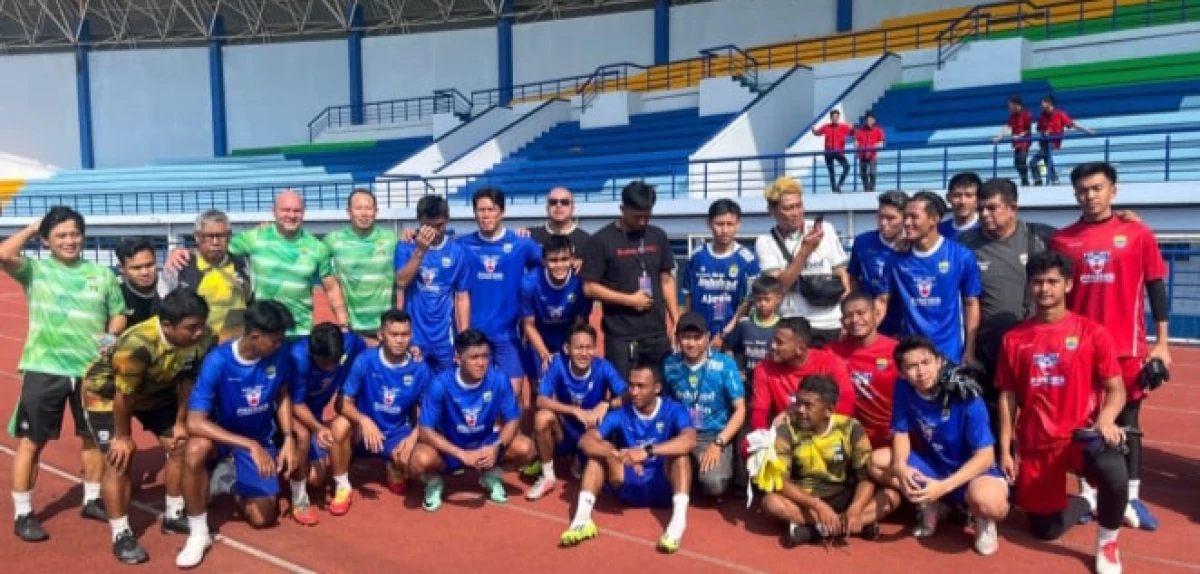 Skuad Persib foto bersama Bobotoh usai Menjalani Sesi Latihan Sumber foto : Dede Idrus Photo : VIVA.co.id/Dede Idrus (Bandung)