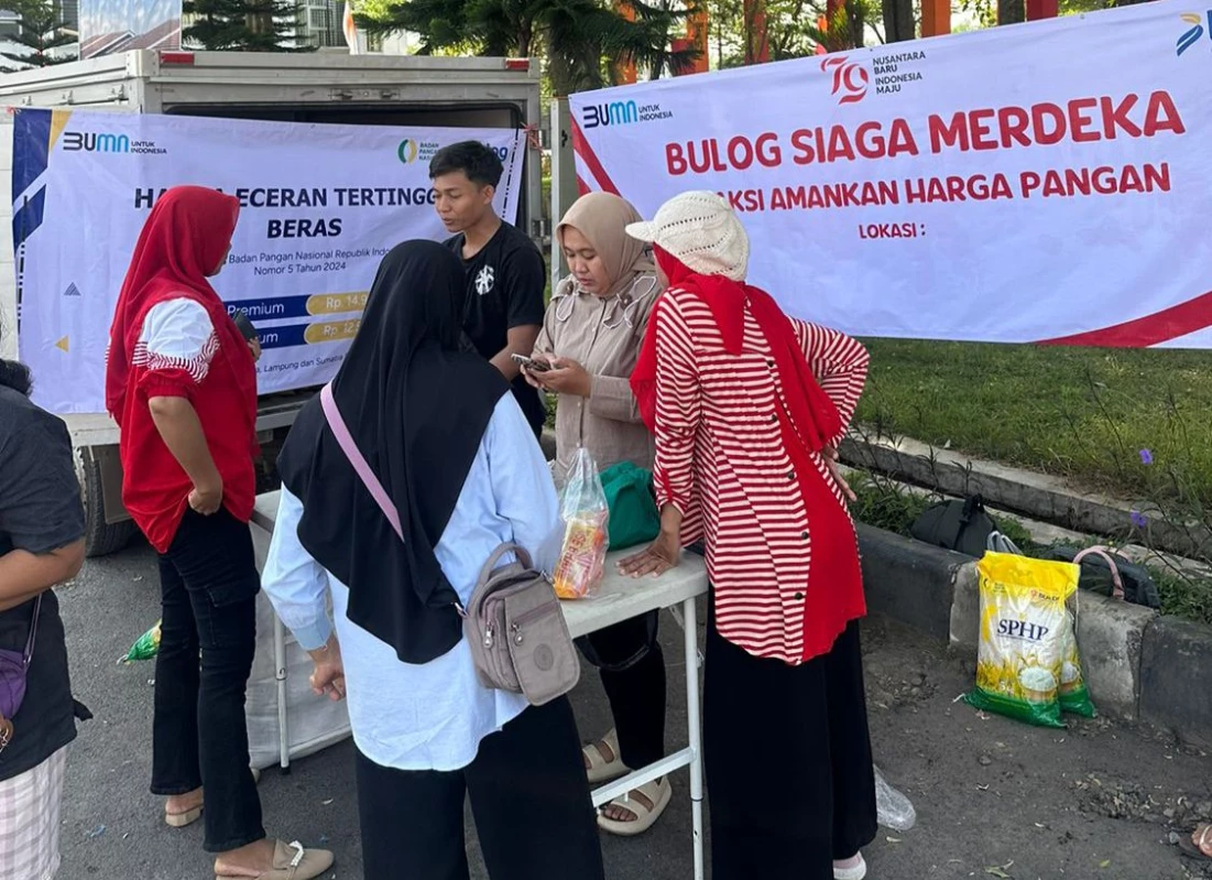 Warga Perum Buana Subang Raya, Kelurahan Wanareja saat membeli bahan pangan di pasar murah BULOG siaga merdeka. (Cindy Desita/Pasundan Ekspres)