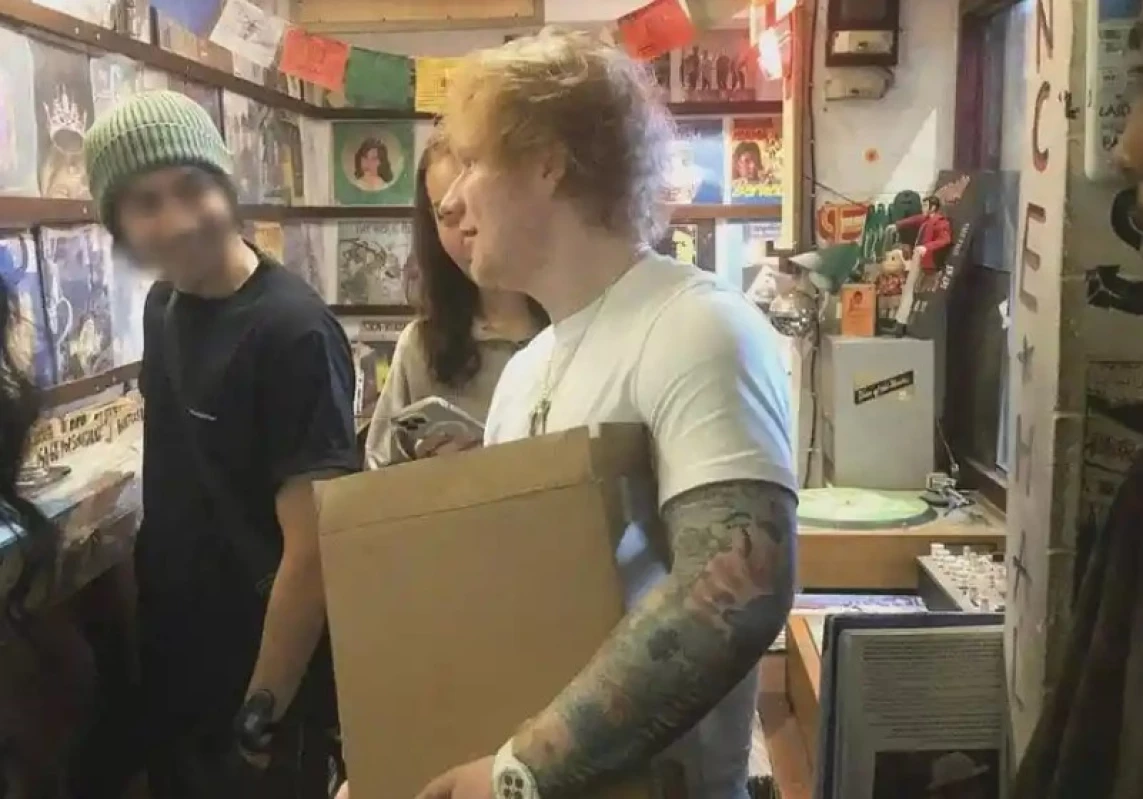 Ed Sheeran "Blusukan" di Pasar Santa. (Sumber Foto: Instagram/@laidbackbluesrecordstore)