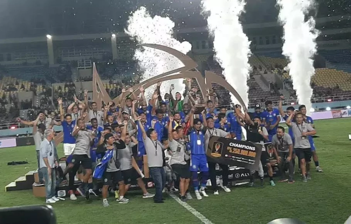 Arema FC kembali mengangkat trofi Piala Presiden untuk kali keempat setelah mengalahkan Borneo FC melalui adu penalti pada final yang digelar di Stadion Manahan, Minggu 4 Agustus 2024. (Beritasatu.com/Wijayanti Putri)