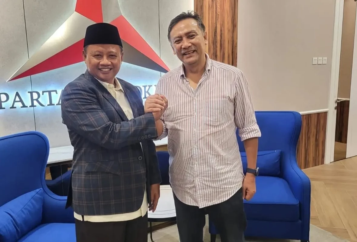 Mantan Wakil Gubernur Jawa Barat (Jabar) Uu Ruzhanul Ulum bersama Sekretaris Majelis Tinggi Partai Demokrat Andi Mallarangeng di Kantor DPP Partai Demokrat di Jakarta, Senin (22/7/2024).