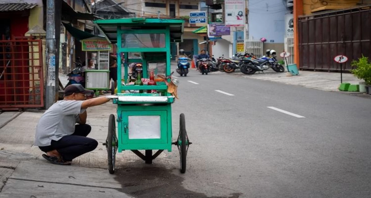 Pedagang Kaki Lima Harus Punya Setifikat Halal? Bayar Ga Nih? (Sumber Foto Hipwee)