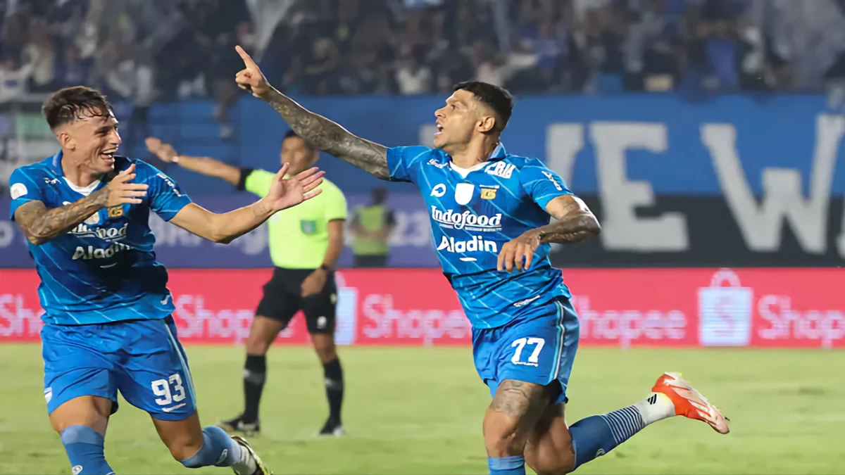 Persib di Series BRI Liga 1 2023/2024 di Stadion Si Jalak Harupat, Soreang, Kabupaten Bandung, Sabtu (18/5/2024). (Bola.com/Abdul Aziz)