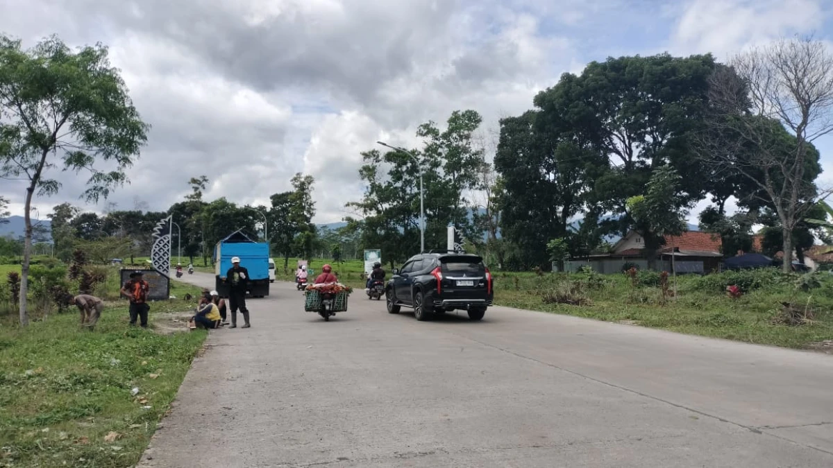 Kawasan Jalan Lingkarcagak dibersihkan menjelang kedatangan Menteri Desa dan Pembangunan Daerah Tertinggal (Mendes PDT) Yandri Susanto.